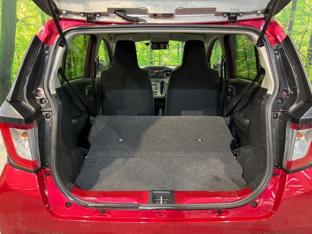 ���i�̂���������ʋ΁A���}���ɏ\���ȉ׎��X�y�[�X���m�ۂ��Ă���܂��B�Z�J���h�V�[�g��|���ƁA�傫�ȉו��̐ύڂ��\�ł���