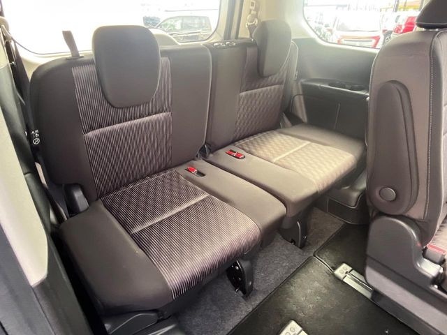 3列目シートはもちろん状態良好☆大人でもゆったりと座って頂けますので、大人数でのお出かけもラクラクです♪ご家族で、気の知れた仲間で、ドライブに行くのが楽しみですね♪