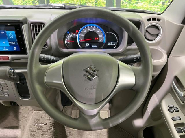 �C���e���A�ɍ��킹���f�U�C���̃X�e�A�����O�́A�^�]�������̂��Ƃ��l���A�^�]���₷���`��A�傫���ł��B�����x�A���ۂɐG���Ă��m���߂��������B