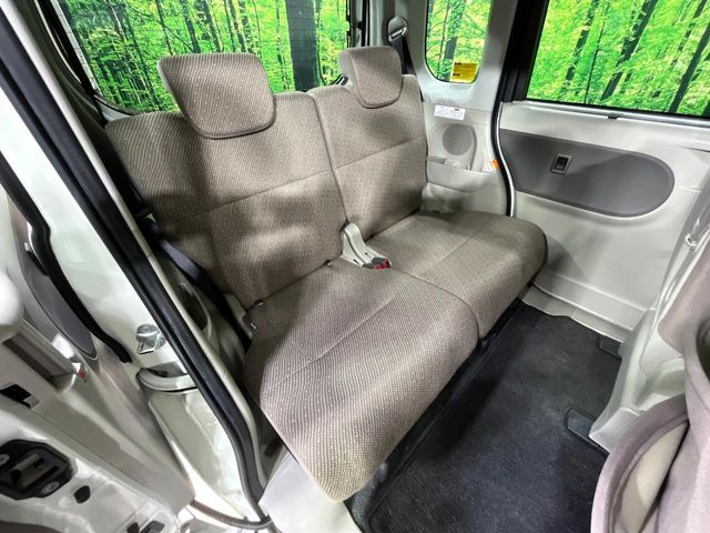 後部座席も気になるようなキズ・汚れやへたり等、大きなダメージはなく、良好な状態です。
