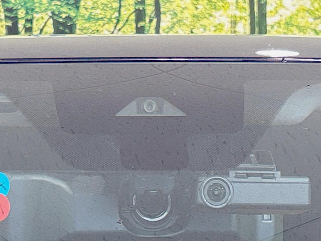 【インテリジェントエマージェンシーブレーキ】フロントカメラで前方の車両や歩行者を検知。衝突しそうな時は衝突被害軽減ブレーキが作動、衝突回避をサポート。より安全にドライブをお楽しみいただけます。