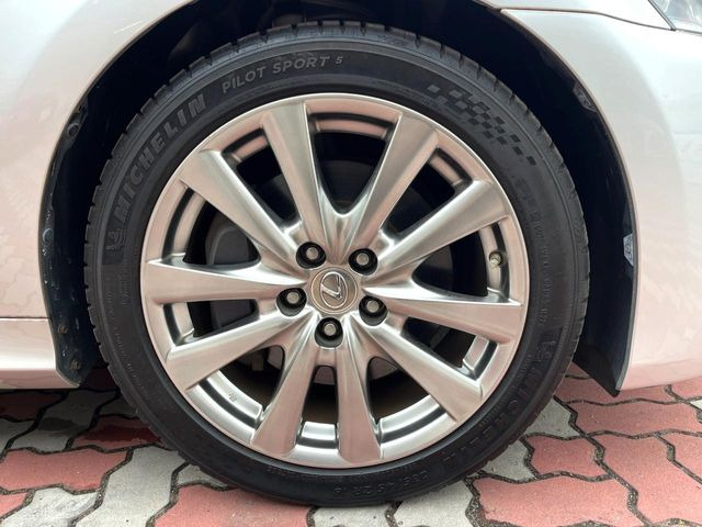 �y�����I�v�V����18�C���`�A���~�z�C�[���z�����I�v�V�����z�C�[���𑕒��B���s���\�̌���ɉ����A�O�ς����X�^�C���b�V���ɂȂ��Ă��܂��B