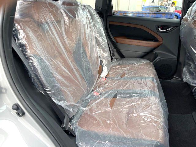 ���i���ȃI���W�i���t���A�}�b�g���I�v�V�����ɂĂ��p�ӂ��Ă���܂��B���D���ȃf�U�C����J���[�����Ԃɍ��킹�đI��ł����������Ƃ��ł��܂���