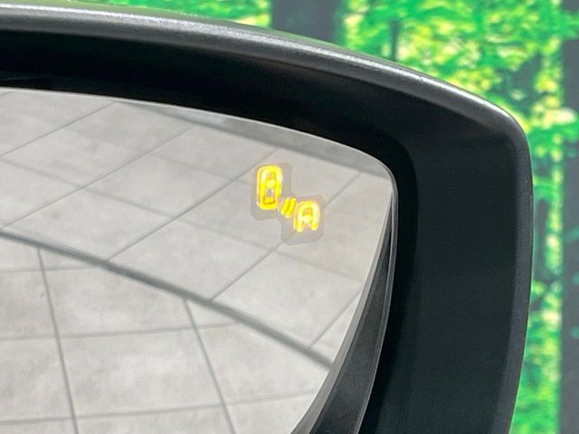 【ブラインドスポットモニタリング】走行中、ドアミラーの死角になりやすい箇所に後続車が接近するとサイドミラー付近に警告を表示、ドライバーに注意喚起をしてくれます。