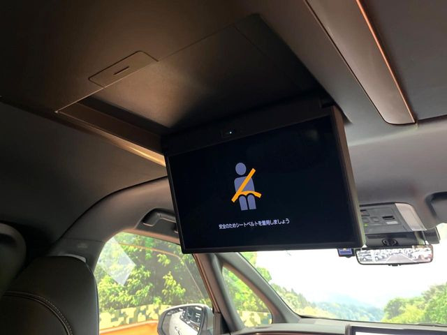 【12.8型フリップダウン】大画面モニターで後席でもエンタメをお楽しみいただけます。家族や友人とお出かけする機会が多い方に大人気です♪