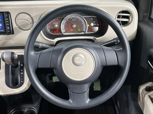 �C���e���A�ɍ��킹���f�U�C���̃X�e�A�����O�́A�^�]�������̂��Ƃ��l���A�^�]���₷���`��A�傫���ł��B�����x�A���ۂɐG���Ă��m���߂��������B