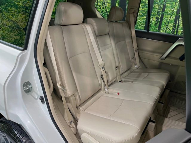 後部座席も気になるようなキズ・汚れやへたり等、大きなダメージはなく、良好な状態です。