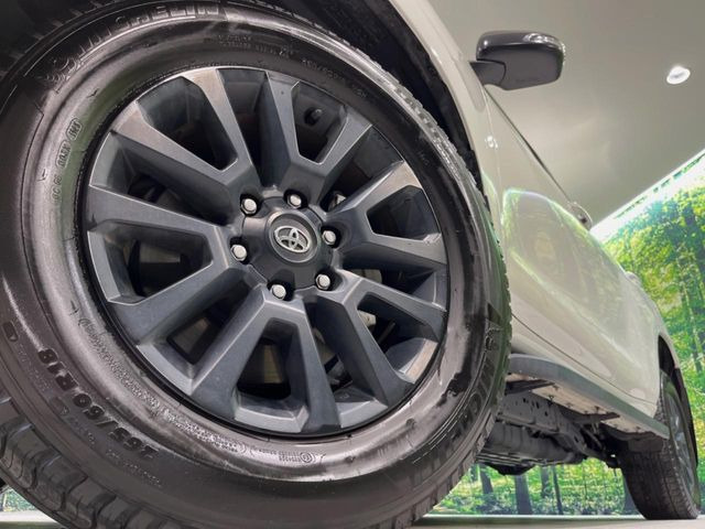 【純正18インチアルミホイール】外観にマッチした純正アルミホイールを装着しております。各種社外アルミホイールや、スタッドレスタイヤも取扱いしております。是非ご相談ください♪