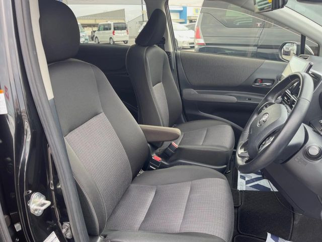 運転席シート廻りは使用感も少なく、良好な状態となっています。前オーナー様が丁寧に使っていたことがよくわかりますね。