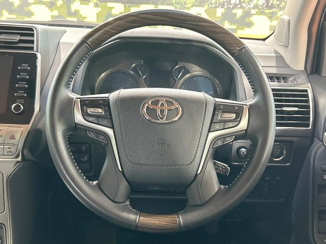 【ウッドコンビステアリング】高級感ある木目調パーツを採用した手に良く馴染むコンビハンドル。運転席廻りの雰囲気も一気に豪華になります!