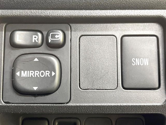 �y�d���i�[�~���[�z�T�C�h�~���[�͓d���i�[���ƂȂ��Ă���A�������ԏ�ł��L�Y�������X�N��}�����܂��B