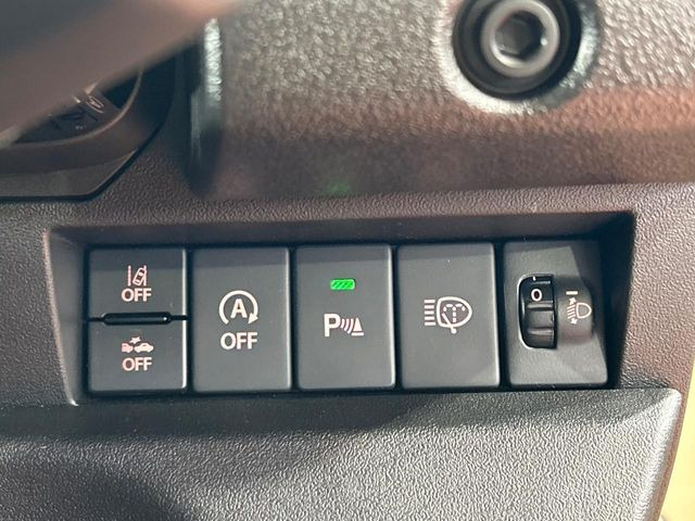 【アイドリングストップ】赤信号や渋滞で停車した際にエンジンを停止し、無駄な燃料の消費を抑えます。燃費向上や環境保護につなげる機能♪エンジンはブレーキを離せば再始動します。