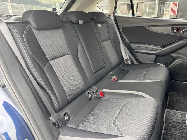 後部座席も気になるようなキズ・汚れやへたり等、大きなダメージはなく、良好な状態です。