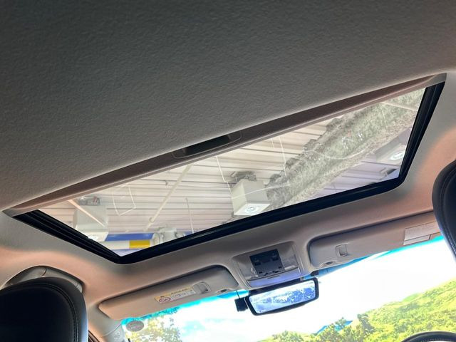 【サンルーフ】開放感たっぷりの希少装備、サンルーフが装着されています!車内に明かりを取り入れたり景色を楽しむ以外にも、車内の空気も簡単に換気できて快適です!