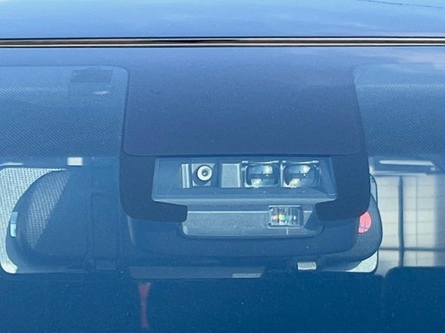 【トヨタセーフティセンス】走行中に前方の車両等を認識し、衝突しそうな時は警報とブレーキで衝突回避と被害軽減をアシスト。より安全にドライブをお楽しみいただけます。