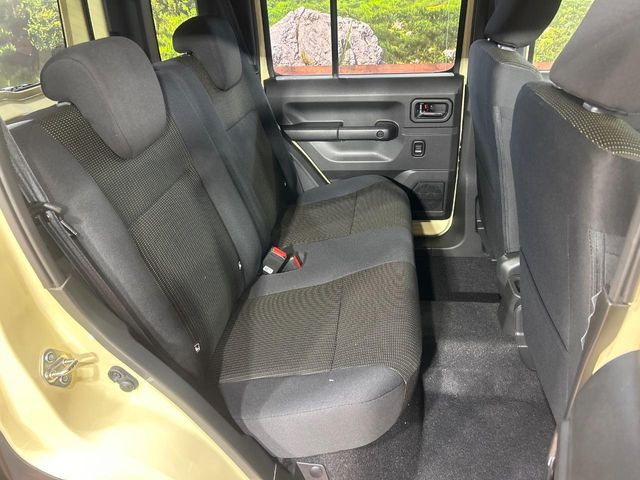 後部座席も気になるようなキズ・汚れやへたり等、大きなダメージはなく、良好な状態です。