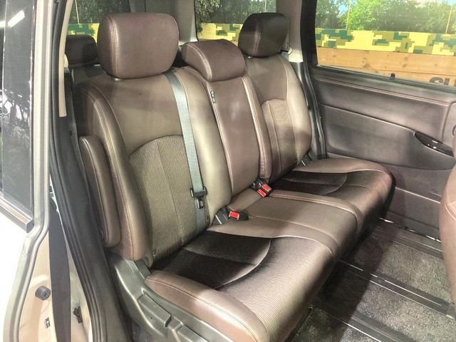 後部座席も気になるようなキズ・汚れやへたり等、大きなダメージはなく、良好な状態です。