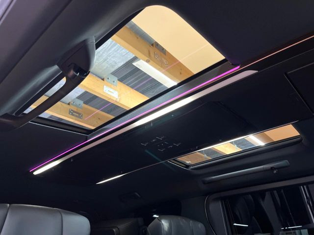 【左右独立ムーンルーフ】2列目左右席にそれぞれ配置されたガラスルーフ!日差しに合わせて片側だけシェードを閉めることも可能です!