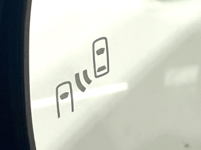 【ブラインドスポットモニター】走行中、ドアミラーの死角になりやすい箇所に後続車が接近するとサイドミラーのレンズに警告を表示!ドライバーに注意喚起をしてくれます。