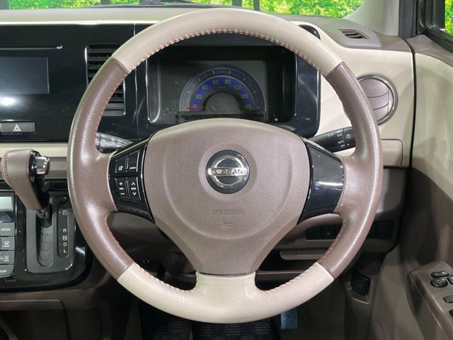 �C���e���A�ɍ��킹���f�U�C���̃X�e�A�����O�́A�^�]�������̂��Ƃ��l���A�^�]���₷���`��A�傫���ł��B�����x�A���ۂɐG���Ă��m���߂��������B