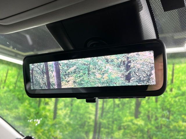 【デジタルインナーミラー】後席の大きな荷物や同乗者で後方が確認しづらい時でも安心!カメラが撮影した車両後方の映像をルームミラー内に表示。クリアな視界で状況の確認が可能です!