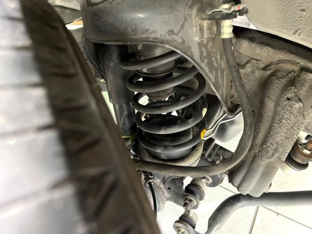 お車を安心してお乗りいただく為には、足回りの定期点検が欠かせません。サービスサポート(有償保証)では無料点検もご提供しており、安心のカーライフをお過ごしいただけるサポート体制が整っています。