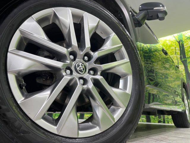 【グレード専用純正19インチアルミホイール】デザイン性の高い純正アルミホイールを装着しております。各種社外アルミホイールや、スタッドレスタイヤも取扱いしております。是非ご相談ください♪