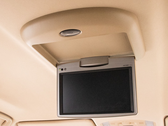 後席フリップダウンモニター装備!後席の方も一緒にご覧になれます!ドライブも大勢で楽しく行けますね!