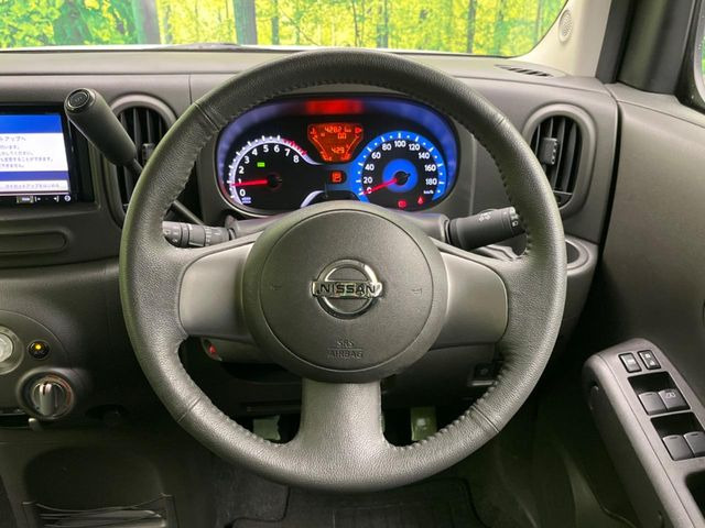 �C���e���A�ɍ��킹���f�U�C���̃X�e�A�����O�́A�^�]�������̂��Ƃ��l���A�^�]���₷���`��A�傫���ł��B�����x�A���ۂɐG���Ă��m���߂��������B