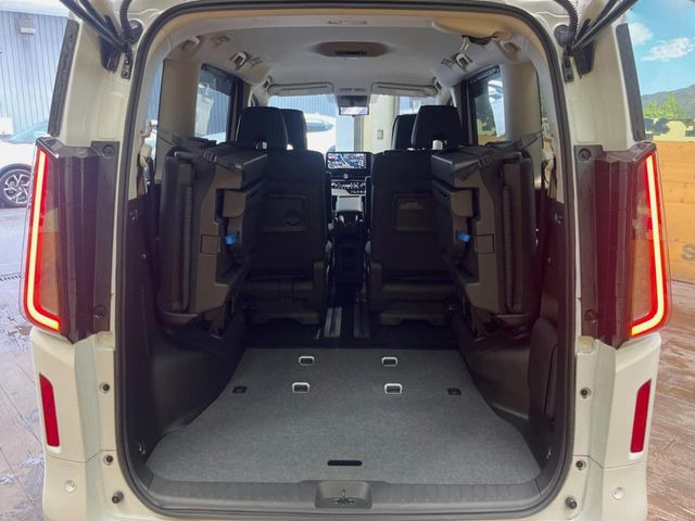 ���i�̂���������ʋ΁A���}���ɏ\���ȉ׎��X�y�[�X���m�ۂ��Ă���܂��B�T�[�h�V�[�g��|���ƁA�傫�ȉו��̐ύڂ��\�ł���