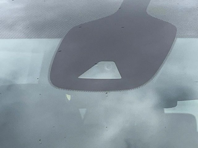 【インテリジェントエマージェンシーブレーキ】フロントカメラで前方の車両や歩行者を検知。衝突しそうな時は衝突被害軽減ブレーキが作動、衝突回避をサポート。より安全にドライブをお楽しみいただけます。