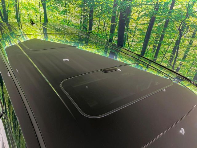 【サンルーフ】開放感たっぷりの希少装備、サンルーフが装着されています!車内に明かりを取り入れたり景色を楽しむ以外にも、車内の空気も簡単に換気できて快適です!