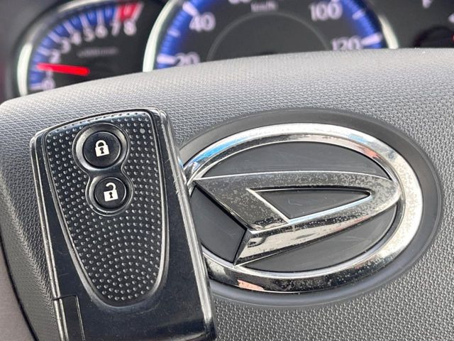 �y�L�[�t���[�V�X�e���z�J�o����|�P�b�g�ɓ��ꂽ�܂܂ł��h�A�̎{���E�������\�ȃX�}�[�g�L�[�𑕔��B�G���W���̃I���E�I�t�����J�M�����o���K�v����������Ƃ��Ă��֗��ł���