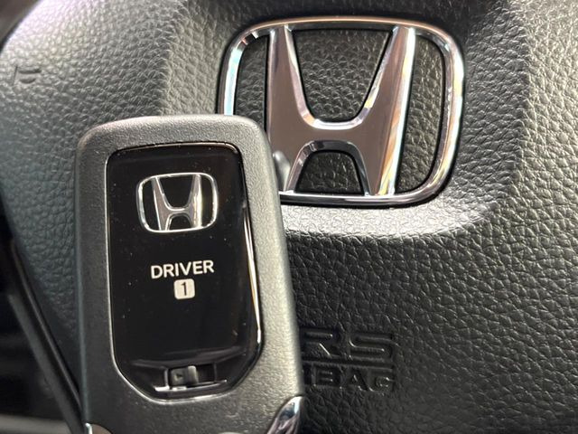 �yHonda�X�}�[�g�L�[�z�J�o����|�P�b�g�ɓ��ꂽ�܂܂ł��h�A�̎{���E�������\�ȃX�}�[�g�L�[�𑕔��B�G���W���̃I���E�I�t�����J�M�����o���K�v����������Ƃ��Ă��֗��ł���