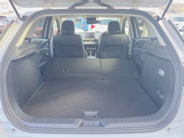 ���i�̂���������ʋ΁A���}���ɏ\���ȉ׎��X�y�[�X���m�ۂ��Ă���܂��B�Z�J���h�V�[�g��|���ƁA�傫�ȉו��̐ύڂ��\�ł���