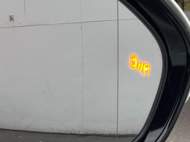 【ブラインドスポットモニター】走行中、ドアミラーの死角になりやすい箇所に後続車が接近するとサイドミラーのレンズに警告を表示!ドライバーに注意喚起をしてくれます。