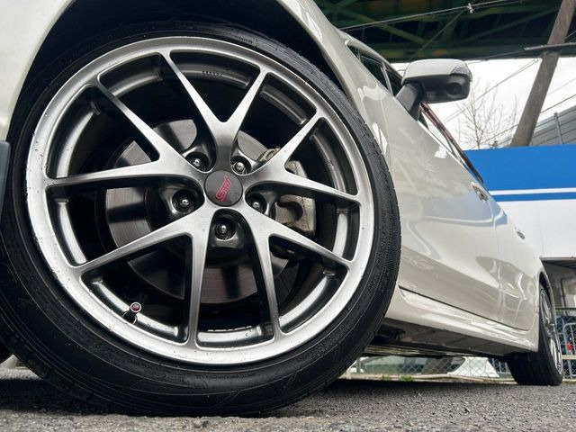 �yWRXSTI�W��18�C���`�A���~�z�C�[���z�O�ςɃ}�b�`�����A���~�z�C�[���𑕒����Ă���܂��B�e��A���~�z�C�[����A�X�^�b�h���X�^�C�����戵�����Ă���܂��B���񂲑��k����������