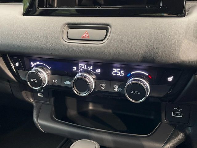 【左右独立型フルオートエアコン】運転席と助手席でそれぞれお好みの温度に設定可能。同乗者にも配慮した、快適な空調をお届け致します。