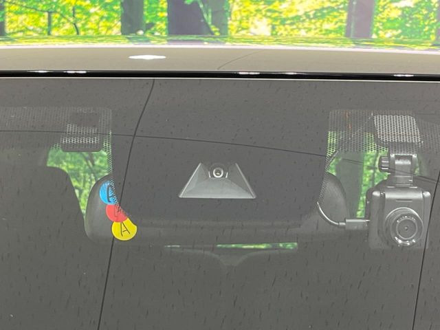 �y�z���_�Z���V���O�z���s���ɑO���̎ԗ�����F�����A�Փ˂������Ȏ��͌x��ƃu���[�L�ŏՓˉ���Ɣ�Q�y�����A�V�X�g�B�����S�Ƀh���C�u�����y���݂��������܂��B