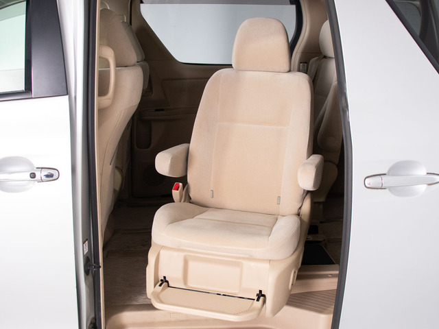 座席が昇降することにより、ご高齢の方や足の不自由な方でも安心して乗降する事が可能です!