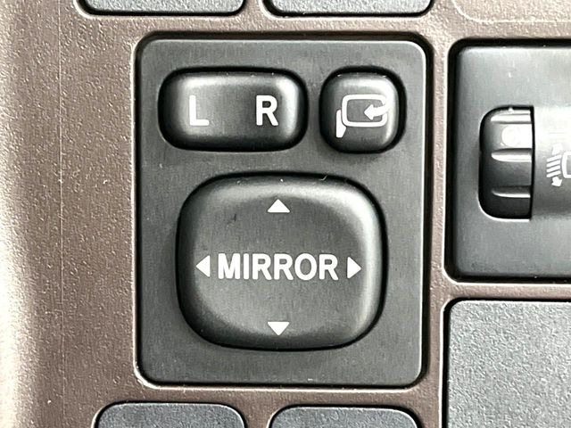 �y�d���i�[�~���[�z�T�C�h�~���[�͓d���i�[���ƂȂ��Ă���A�������ԏ�ł��L�Y�������X�N��}�����܂��B