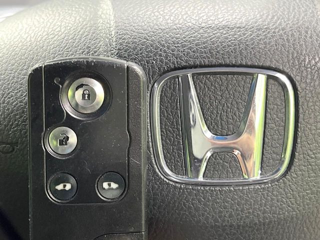 �yHonda�X�}�[�g�L�[�z�J�o����|�P�b�g�ɓ��ꂽ�܂܂ł��h�A�̎{���E�������\�ȃX�}�[�g�L�[�𑕔��B�G���W���̃I���E�I�t�����J�M�����o���K�v����������Ƃ��Ă��֗��ł���