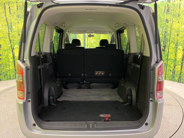 ���i�̂���������ʋ΁A���}���ɏ\���ȉ׎��X�y�[�X���m�ۂ��Ă���܂��B�Z�J���h�V�[�g��|���ƁA�傫�ȉו��̐ύڂ��\�ł���