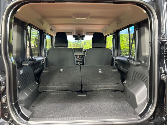 後席を格納すると、これだけの広さが!シーンに合わせたシートアレンジで、大きな荷物も積むことが出来ます♪