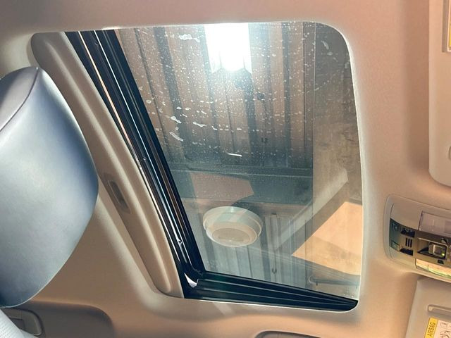 【サンルーフ】開放感たっぷりの希少装備、サンルーフが装着されています!車内に明かりを取り入れたり景色を楽しむ以外にも、車内の空気も簡単に換気できて快適です!