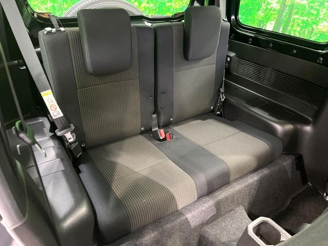 後部座席も気になるようなキズ・汚れやへたり等、大きなダメージはなく、良好な状態です。