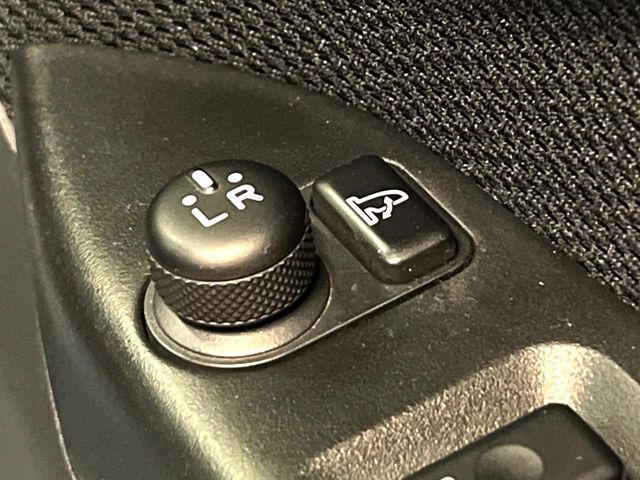 �y�d���i�[�~���[�z�T�C�h�~���[�͓d���i�[���ƂȂ��Ă���A�������ԏ�ł��L�Y�������X�N��}�����܂��B