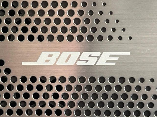 �yBOSE�T�E���h�V�X�e���t�������i�r�z�[���̃i�r�@�\�͂������A���x�ȃ`���[�j���O�\�͂����ڂ���Ă���A�������ȉ��y�����y���݂��������܂���