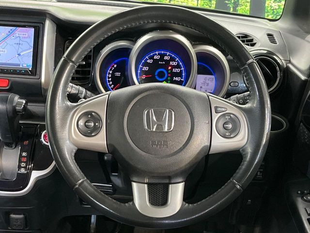 �y�����v�����X�e�A�����O�z�㎿�Ȋv���g�p���邱�ƂŁA��ɂ����������݂ƂĂ��^�]���₷���n���h���ł���