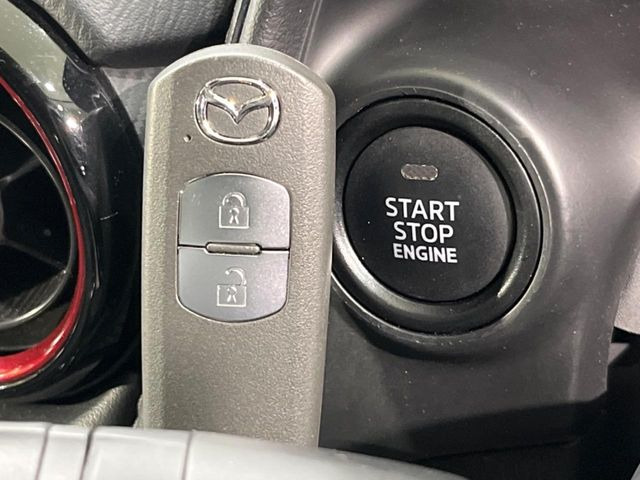 【アドバンストキー】カバンやポケットに入れたままでもドアの施錠・解錠が可能なスマートキーを装備。エンジンのオン・オフ時もカギを取り出す必要が無いからとっても便利です♪